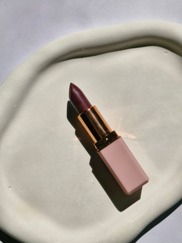 رژ لب زرشکی لیا