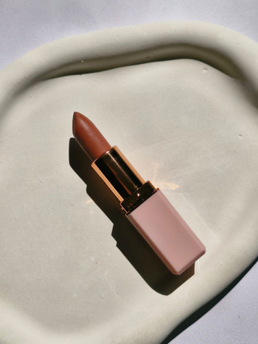 رژ لب گوشتی لیا